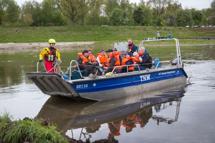 Eine Aufgabe der THW-Kräfte: Der Transport vieler Personen über ein Gewässer