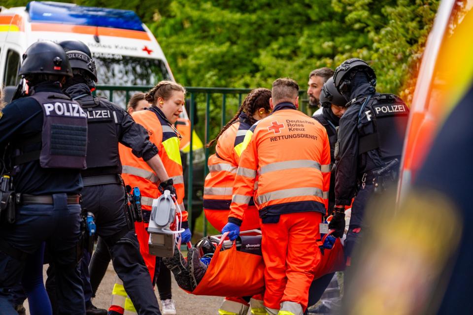 Auszubildende im Rettungsdienst trainieren mit Einsatztrainern der Polizei