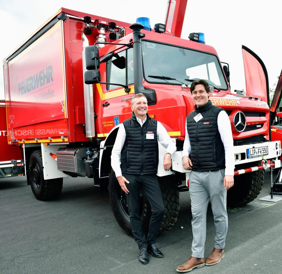 Fachberater Karl Treß (links) und Vertriebslei-
ter Marius Göbel (rechts) vor...