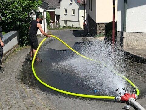 FLUTUNGS- UND DOTIERVERSUCHE IN PÜTZFELD IM AHRTAL: UNI TRIER TESTET...