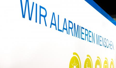 Der Slogan „Wir alarmieren Menschen“ ist bei cubos Internet als Mission zu...