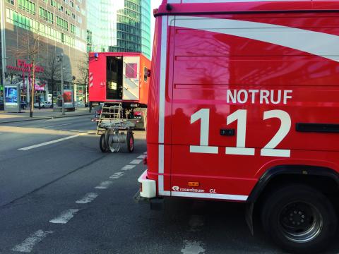 Die Kooperation ehrenamtlicher und professioneller z. B. bei Feuerwehr und...