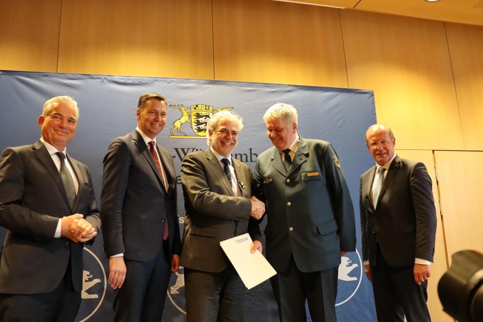 THW ehrt EU-Kommissar.