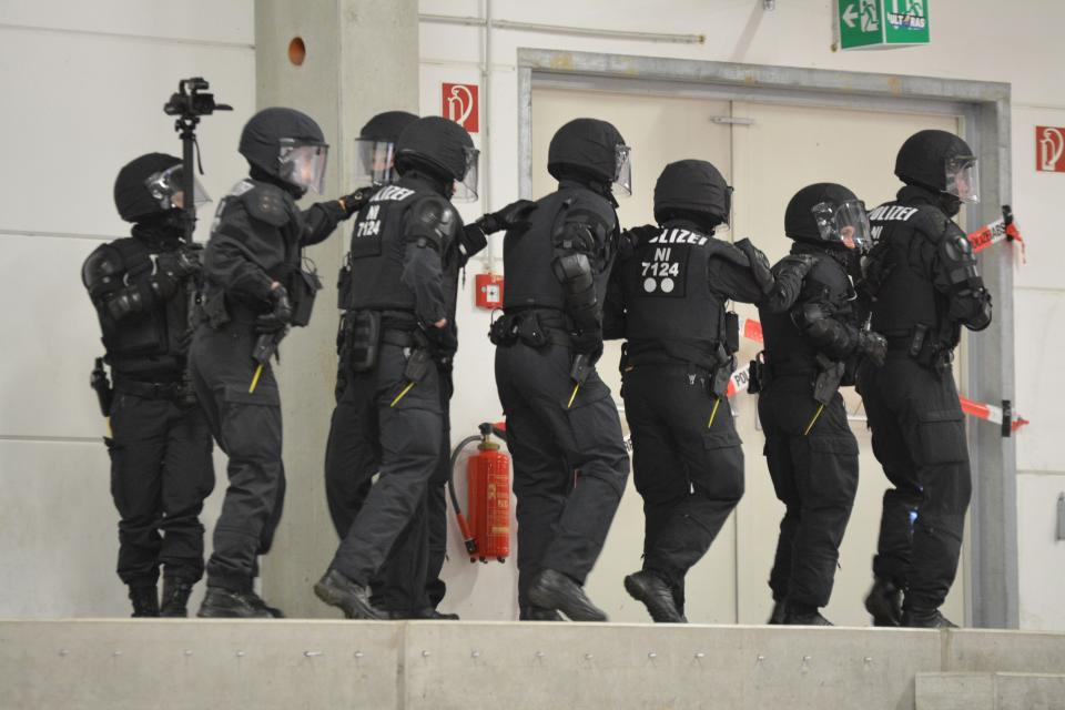 Einsatzübung der Polizei Niedersachsen in einer ehemaligen Eissporthalle.