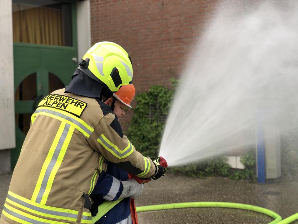 C-Rohr wird zur Brandbekämpfung bei der Übung genutzt.