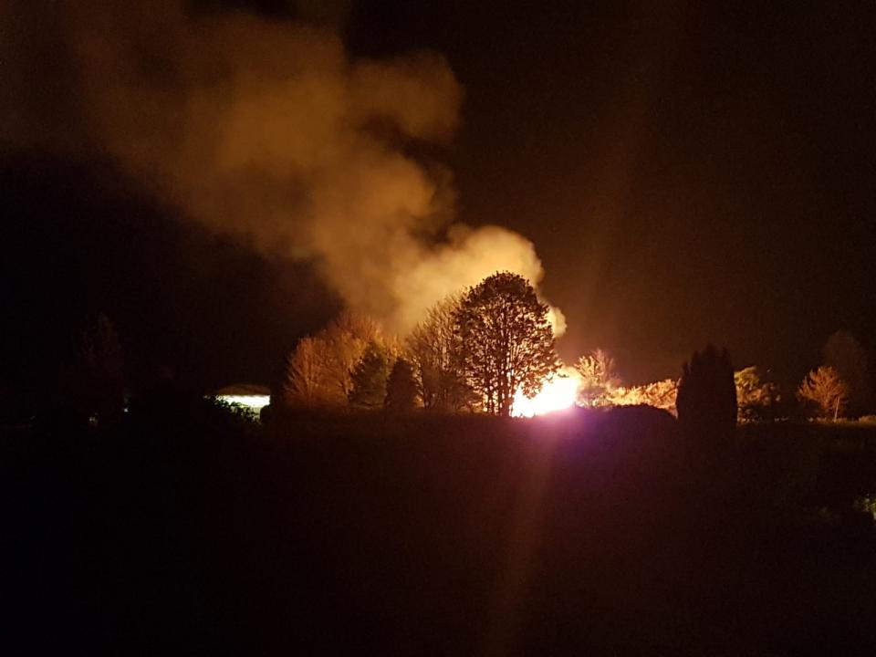 Osterfeuer wirft einen riesigen Feuerschein an der B9 in Hau und verunsichert...