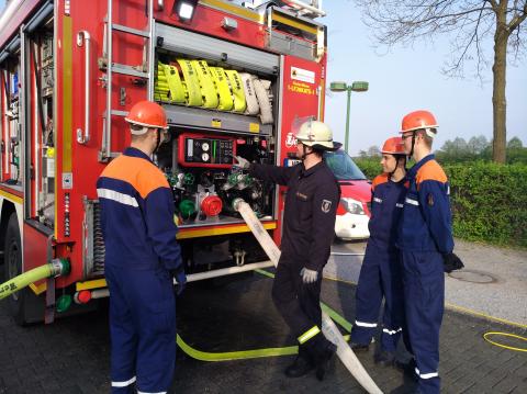 Jugendfeuerwehr absolviert den Theorieteil am Löschfahrzeug.