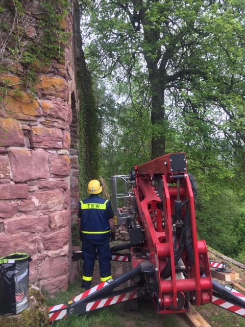 An schwer zugänglichen Stellen der Minneburg soll ein Kran das Arbeiten...