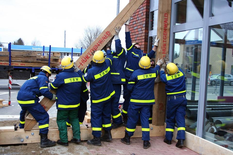 THW nutzt ein Abstützsystem aus Holz.