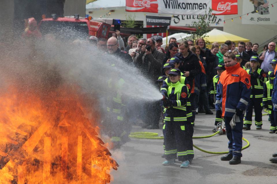 Kinderfeuerwehr setzt das neue Löschfahrzeug direkt bei einer Übung ein.