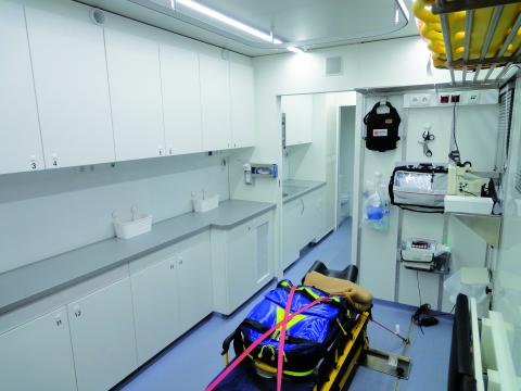Fest installierte Patientenliege und Fahrtrage im Behandlungsraum des...