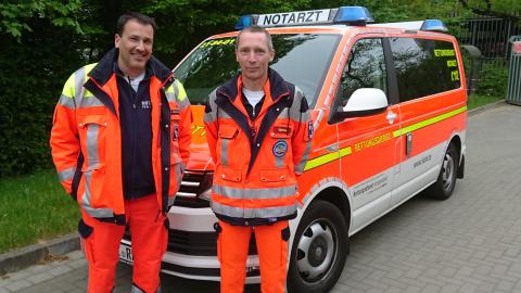 Das neue Verlegungsarzteinsatzfahrzeug mit Besetzung.