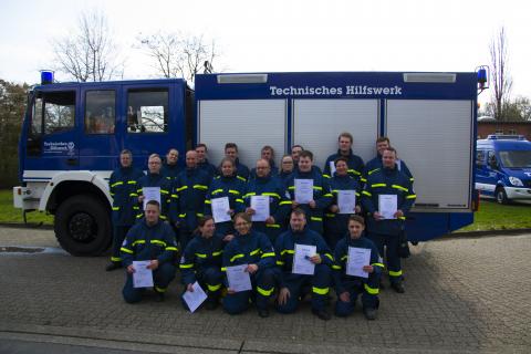 erfolgreiche Absolventen mit Urkunden des THW in Oldenburg