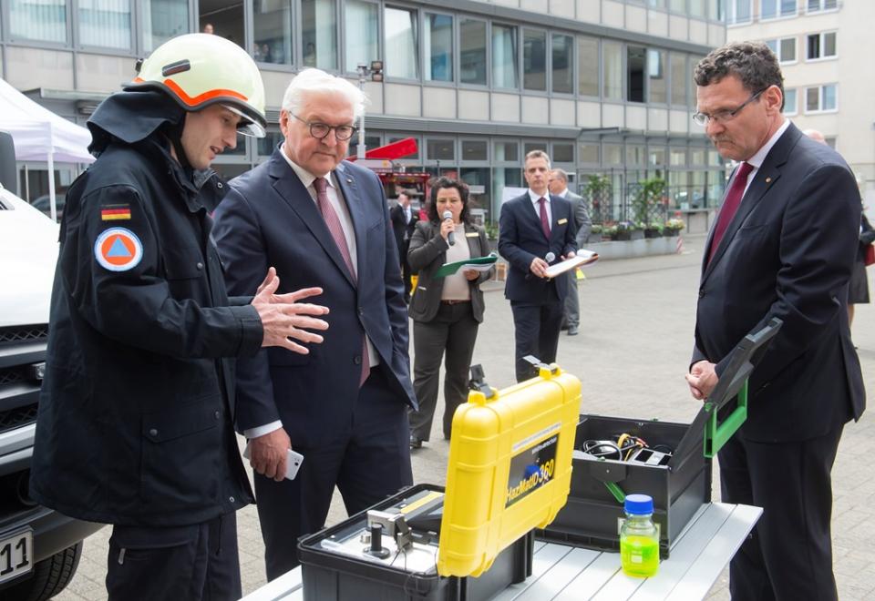 Ein BBK-Mitarbeiter präsentiert dem Bundespräsidenten...