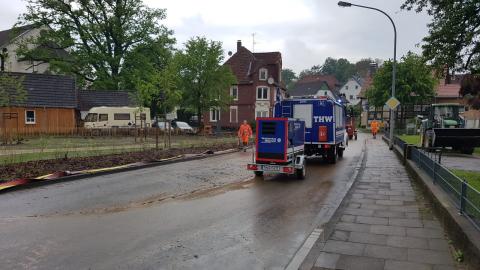 Durch den anhaltenden Regen wurden die Straßen teilweise überflutet und die...