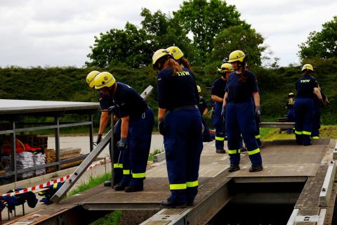 Brückenbau wird in Kleingruppen geübt.